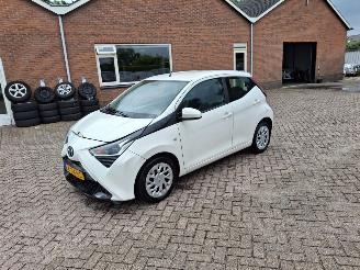 krockskadad bil auto Toyota Aygo 1.0 vvti x play   navi  cruiscontral airco 2021/5
