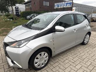 Unfallwagen Toyota Aygo 1.0 VVTi X_PLAY 96517 NAP BOUWJAAR 2015 RIJDBAAR 4999 EURO 2015/2
