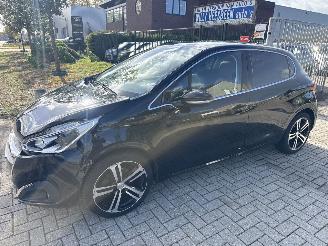Schadeauto Peugeot 208 1.2 GT-LINE AUTOMAAT PANO RIJDBAAR BOUWJAAR 2016  5600 EURO 2016/11