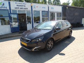 Vaurioauto  passenger cars Peugeot 308 SW 1.2 Pure Tech Blue Lease Premium 2015/11
