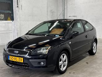 Vaurioauto  passenger cars Ford Focus 1.6 16V Hatchback  Benzine 1.596cc 74kW (101pk) FWD 2005/6