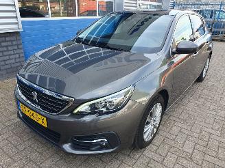 krockskadad bil auto Peugeot 308 1.2 PureTech Blue Lease Premium 2019/7