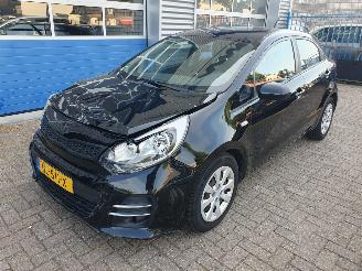damaged passenger cars Kia Rio 1.2 CVVT ComfortLine 2015/6