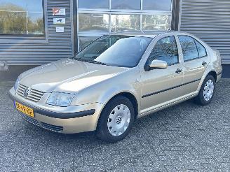 Damaged car Volkswagen Bora 1.6-16V 2001/10
