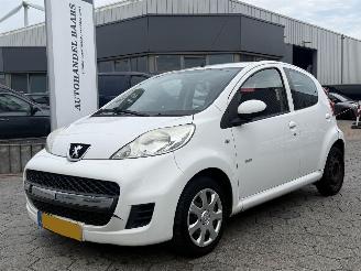 damaged passenger cars Peugeot 107 1.0-12V Millesim 200 2010/11