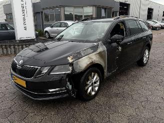 krockskadad bil auto Skoda Octavia Combi 1.6 TDI Greentech Ambition 2018/3