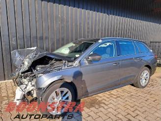 Vrakbiler auto Skoda Octavia Octavia Combi (NXAC), Combi 5-drs, 2019 1.0 TSI e-TEC 12V 2024/6
