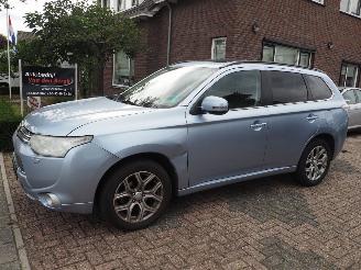 Vaurioauto  passenger cars Mitsubishi Outlander 2.0 PHEV Instyle 2013/11