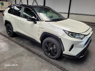 Vaurioauto  passenger cars Toyota Rav-4 Hybrid 2.5 131-KW Automaat Two-Tone 2-WD 2020/9