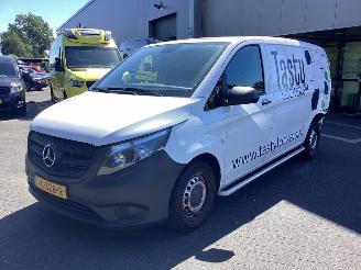 krockskadad bil auto Mercedes Vito 109 CDI 2015/1