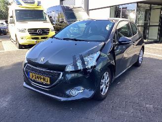 uszkodzony samochody osobowe Peugeot 208 1.2 Vtu Allure 2012/8