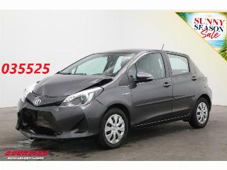 uszkodzony samochody osobowe Toyota Yaris 1.5 Full Hybrid Aspiration 5-drs Cruise Clima Bluetooth Camera 2013/4