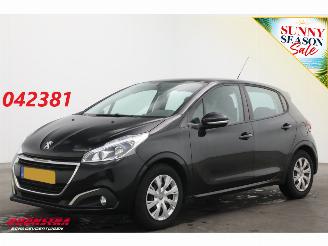 Damaged car Peugeot 208 1.2 PureTech Blue Lease Cruise Airco Apple/Android PDC 2018/7