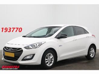 Voiture accidenté Hyundai I-30 1.6 GDI Go! Cruise Navi Clima Bluetooth Camera PDC 2015/2