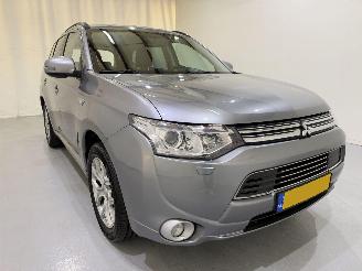Coche accidentado Mitsubishi Outlander 2.0 PHEV Instyle 4WD Leer 2014/6