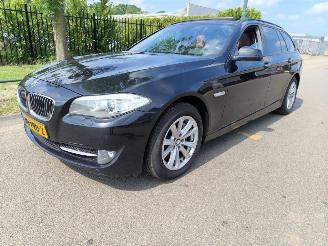 Schadeauto BMW 5-serie Touring 528i High Executive, 3.0 6 CILINDER BENZINE ! 2011/3