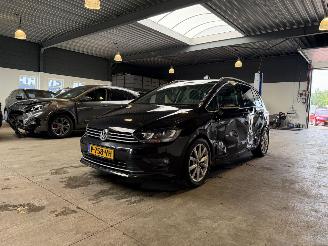 damaged passenger cars Volkswagen Golf Sportsvan 1.4 TSI Highline 2017/2