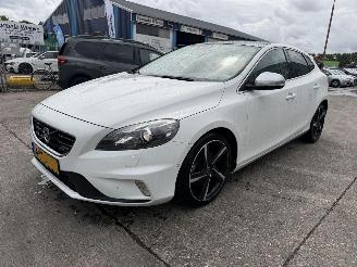 damaged passenger cars Volvo V-40 1.6 T3 110KW R-Design Pano Clima Navi Xenon NAP 2014/3