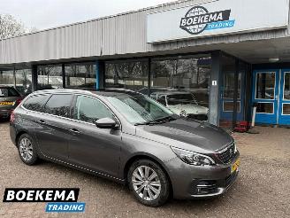 Vaurioauto  passenger cars Peugeot 308 SW 1.2 PureTech Premium Panorama Automaat Navigatie Trekhaak PDC 2018/9