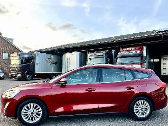 Schadeauto Ford Focus 1.0T EcoBoost 125pk 6-bak Titanium Bus - nap - keyless - front + line assist - trekh - pdc v+a - navi - CarPlay 2019/2