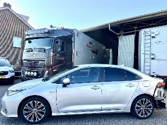 damaged passenger cars Toyota Corolla Gereserveerd 1.8 Hybrid 148pk aut first edition sedan - navi - camera - stuurverw - keyless - front + line + side assist 2019/8