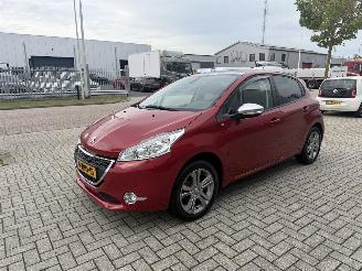 Voiture accidenté Peugeot 208 1.2 60Kw AUTOMAAT Clima - Navi 2015/2