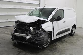 Vaurioauto  passenger cars Toyota ProAce CITY 2024/5