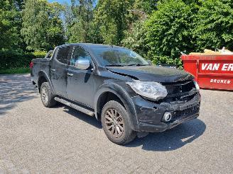 damaged passenger cars Mitsubishi L-200 2.4 DI-D Aut Double Cab 2016/5