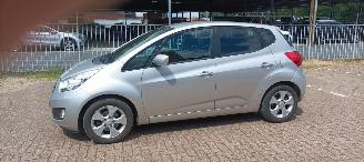Unfallwagen Kia Venga 1.6 Automaat Keyless-entry Climatecontrol Stoelverwarming stuurwiel met radio bediening 4xElektrische ramen Elektrische inklapbare buitenspiegels met verwarming Privacy glas Parkeersensoren achter trekhaak 16-inch velgen Mistlampen armsteun voor Links en 2013/8