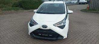 Coche accidentado Toyota Aygo Aygo X Facelift 1.0VVT-i 5-deurs Airconditioning Led Dagrijverlichting Led achterlichten Elektrische ramen Elektrische-spiegels met verwarming Centrale vergrendeling met afstandsbediening Hoogglans buiten design 2018/9