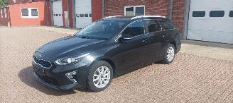 Damaged car Kia Ceed Bj:09-2018 1.6 CRDI 136pk Full-Led Navigatie Leder Memory Sportstoelen Blindspot systeem JBL Sound Elektrische achterklep 2018/9