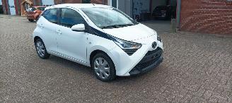 skadebil auto Toyota Aygo Bj: 09-2018 Facelift X-Play 1.0-VVT-i Airconditioning Leren stuurwiel Deelbare achterbank getinte ruiten Elektrische ramen Elektrische-spiegels Led Dagrijverlichting led achterlichten 2018/9