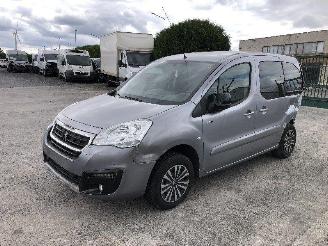 Schadeauto Peugeot Partner TEPEE  1.2 2017/3