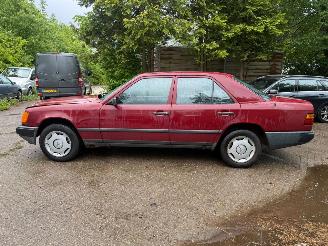 rozbiórka samochody osobowe Mercedes 200-serie 230 E 1986/1
