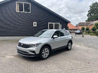 skadebil auto Volkswagen Tiguan 1.5 AUTOMAAT 150 PK NAVI CLIMA CAMERA VIR DASHBOARD LED TREKHAAK B.J 2024 2024/1