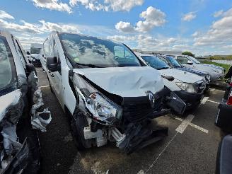 damaged passenger cars Renault Trafic  2016/7