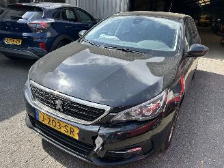 uszkodzony samochody osobowe Peugeot 308 SW  1.2 PureTech  Bluelease Active 2020/10