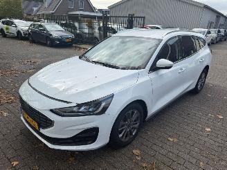 Voiture accidenté Ford Focus Sationcar 1.0 EcoBoost Hybrid Titanium  125 PK 2024/4