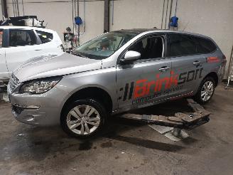 Salvage car Peugeot 308 308 SW (L4/L9/LC/LJ/LR) Combi 5-drs 1.6 BlueHDi 120 (DV6FC(BHZ)) [88kW=
]  (03-2014/12-2021) 2015/11