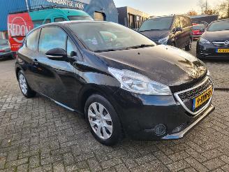 damaged passenger cars Peugeot 208 1.0 VTi Access COOL  2E eigenaar motor loopt op 2 cil ,rijdt nog wel (ZIE 3E FOTO) 2014/10
