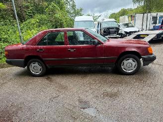 Mercedes 200-serie 230 E picture 8