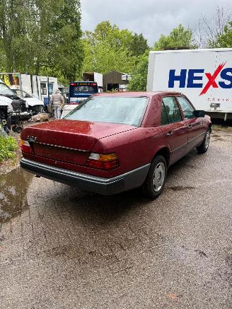 Mercedes 200-serie 230 E picture 4
